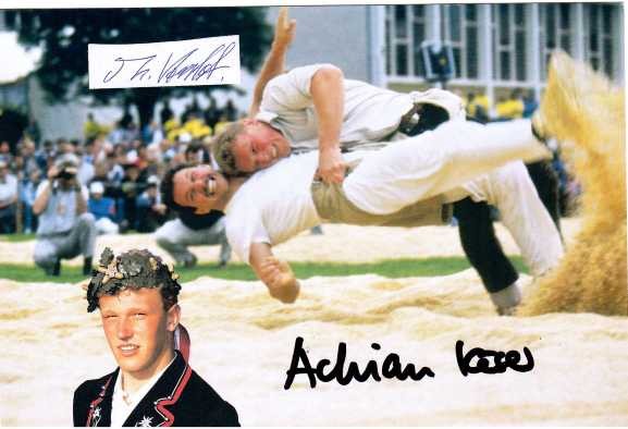 ADRIAN KÄSER (1971) Schweizer Schwinger. Er bezwang am Eidgenössischen Schwing- und Älplerfest in Stans 1989 als 18-jähriger Nachwuchsschwinger den haushohen Favoriten Eugen Hasler nach acht Minuten mit einem Lätz platt und wurde so zum jüngsten Schwingerkönig aller Zeiten ausgerufen.