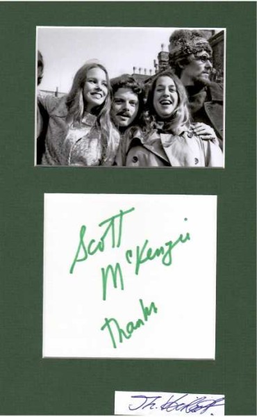SCOTT McKENZIE (1939-2012) US-amerikanischer Sänger, Songwriter und Gitarrist. Weltbekannt wurde er vor allem durch das von ihm gesungene Lied San Francisco (Be Sure to Wear Flowers in Your Hair) (1967), das zu einer Hymne der Hippie-Bewegung wurde.