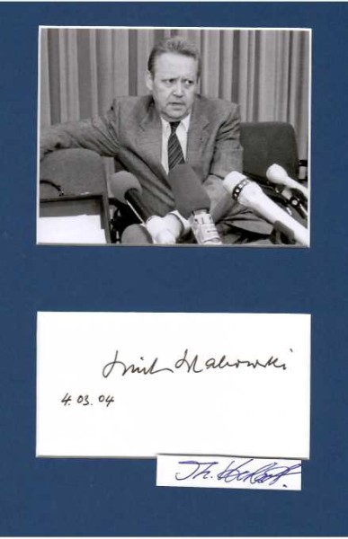 GÜNTER SCHABOWSKI (1929-2015) deutscher Journalist und Politiker, der 1989 ungeplant die Öffnung der Mauer veranlasste. Er war in der Deutschen Demokratischen Republik von 1978 bis 1985 Chefredakteur des SED-Zentralorgans Neues Deutschland und danach bis 1989 Erster Sekretär der SED-Bezirksleitung von Ost-Berlin. Schabowski gehörte dem Zentralkomitee der SED und dem SED-Politbüro von 1981 bis zu dessen Auflösung 1989 an. Er war ab dem 6. November 1989 Sekretär für Informationswesen.