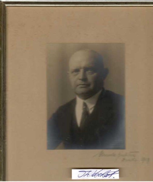 URSULA RICHTER (1886-1946) deutsche Tanz- und Theaterfotografin. Von 1914 bis 1939 sind Ateliers in der Südvorstadt Dresden nicht weit entfernt vom Hauptbahnhof nachgewiesen. 1939 schloss sie ihr Atelier und übersiedelte auf die Insel Rügen.