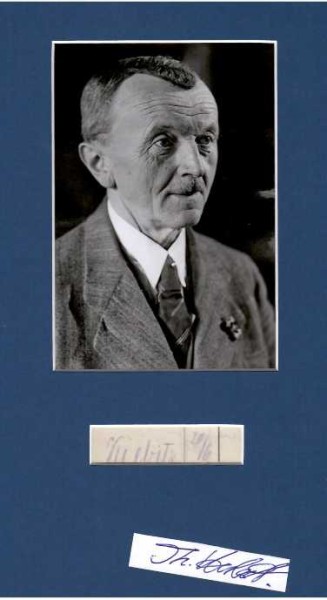 FRANZ KIEBITZ (1878-1962) Professor Dr., deutscher Hochfrequenztechniker. Während des Ersten Weltkrieges war er als Hauptmann im Stabe des Chefs der Feldtelegraphie beim Oberbefehlshaber Ost Leiter des funktelegraphischen Aufklärungsdienstes an der gesamten Ostfront. Danach entwickelte er bei der Technischen Abteilung für Funkgeräte (Tafunk) einen funktelegraphischen Kursweiser nach dem A-N-Leitstrahlverfahren (zunächst noch ohne Kenntnis der Patente von Otto Scheller) und ein auf demselben Prinzip beruhendes Geheim-Telegraphierverfahren.