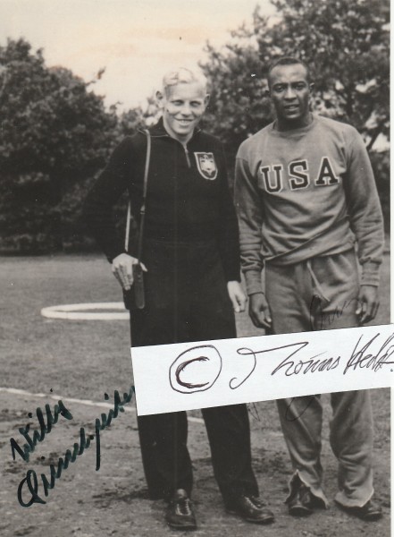 JESSE OWENS (1913-80) US-amerikanischer Leichtathlet, 1936 vier Goldmedaillen; WILHELM SIMETSREITER (1915-2001) auch Schimmy genannt, deutscher Fußballspieler und Nationalspieler