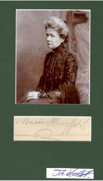 MARIE HERZFELD ((auch H. M. Lyhne und Marianne Niederweiden; 1855-1940) österreichische Schriftstellerin, Literaturkritikerin und Übersetzerin. Sie nahm aktiv am literarischen und künstlerischen Leben an der Wende des 20. Jahrhunderts teil und stand mit Kollegen wie Marie von Ebner-Eschenbach, Karl Emil Franzos, Rainer Maria Rilke, Gustav Klimt und Hugo von Hofmannsthal in regem Austausch; sie war zwischen 1901 und 1919 als Vizepräsidentin, später als Ehrenmitglied im Wiener Verein der Schriftstellerinnen und Künstlerinnen tätig und erhielt 1904 den Bauernfeld-Preis