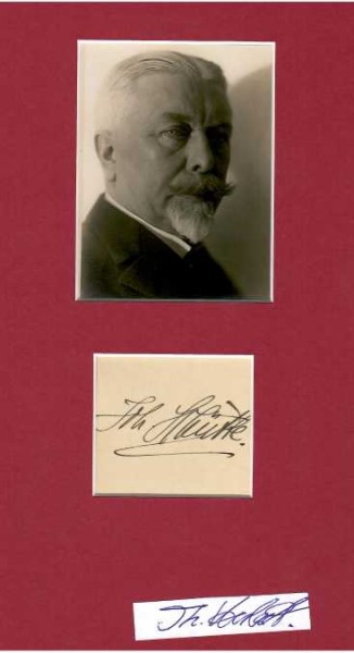 JOHANN SCHÜTTE (1873-1940) deutscher Schiffbauingenieur, Hochschullehrer für Schiffbau, Luftschiffkonstrukteur und Unternehmer, schiffbautechnischer Berater des Großherzogs von Oldenburg, Friedrich August. In dieser Eigenschaft baute er unter anderem 1903 dessen Dampfyacht Lensahn um. Daneben erfand er einen Pallografen zur Messung von Schiffsschwingungen und den sogenannten Schütte-Kessel, einen speziellen Kessel für kleinere Schiffe und Boote, für den er auf der Weltausstellung in St. Louis 1904 eine Goldmedaille verliehen bekam. Im Mai desselben Jahres wurde Johann Schütte aufgrund seiner wissenschaftlichen Leistungen von Kaiser Wilhelm II. zum Professor „für Theorie des Schiffes und Entwerfen von Schiffen“ an der neu gegründeten Technischen Hochschule Danzig ernannt.