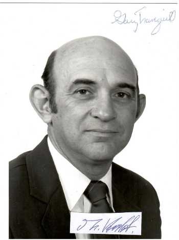 GARY TRANQUILL (1940) US-amerikanischer Fussballtrainer / American football coach and former player. He was last the offensive coordinator at Boston College, a position he held until 2010.[1] From 1982 to 1986, Tranquill served as the head football coach at the United States Naval Academy, compiling a record of 20–34–1.