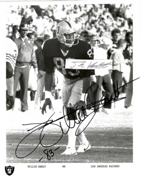 WILLIE GAULT (1960) US-amerikanischer Sprinter, Hürdenläufer und American-Football-Spieler. Nach seiner Leichtathletikkarriere spielte er elf Jahre American Football in der National Football League (NFL) und gewann mit den Chicago Bears den Super Bowl XX. / American professional football player who was a wide receiver in the National Football League (NFL) for 11 seasons with the Chicago Bears and Los Angeles Raiders. Considered one of the fastest NFL players of all time.