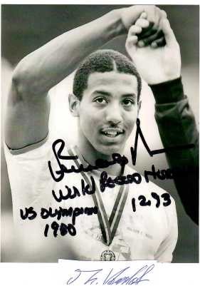 RENALDO NEHEMIAH (1959) US-amerikanischer Leichtathlet. Nehemiah war Anfang der 1980er Jahre der weltbeste 110-Meter-Hürdensprinter. Er verbesserte innerhalb von nur zwei Jahren den Weltrekord dreimal um insgesamt 28 Hundertstelsekunden und unterbot dabei als Erster die 13-Sekunden-Marke.