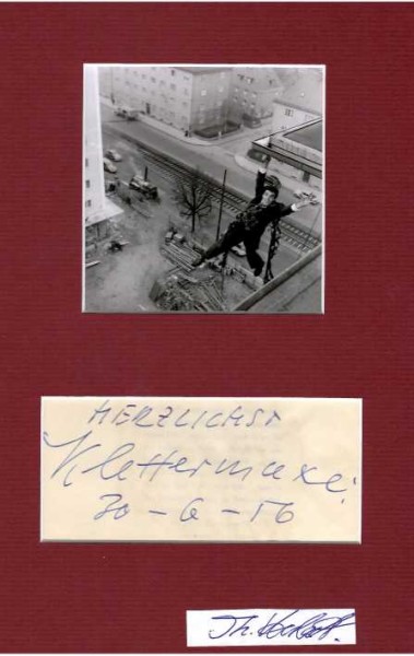 ARMIN DAHL (1922-98) deutscher Stntman. Sein Vater Hermann Dahl war Deutscher Meister im Kunstspringen und seine Mutter Leichtathletin. Arnim Dahl wurde 1938 deutscher Jugendmeister im Kunstspringen.. Nach dem Kriegsdienst im Zweiten Weltkrieg trat Dahl bereits 1946 in Hamburg als Clown und Artist auf. Dabei zeigte er bereits eine Vorliebe für waghalsige Drahtseilakte, die ihn später berühmt machen sollten. 1952 engagierte ihn der Regisseur Kurt Hoffmann für seine Komödie Klettermaxe als Stuntdouble des Hauptdarstellers Albert Lieven sowie von dessen Gegenspieler.