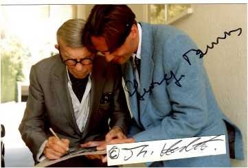 GEORGE BURNS (1896-1996) US-amerikanischer Schauspieler, Komiker und Autor. Burns arbeitete bereits in jungen Jahren als Vaudeville-Entertainer und drehte bis 1994 Kinofilme. Mit seinem Tod endete eine der längsten Karrieren im amerikanischen Showbusiness. OSCAR 1975