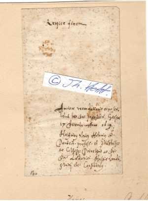HELFRICH ULRICH HUNNIUS (1583-1636) Professor Dr.jur., deutscher Rechtswissenschaftler, er ging 1608 an die neu gegründete Universität Gießen, wo er am 4. September 1609 zum Doktor der Rechtswissenschaften promoviert wurde, auf Wunsch des Landgrafen von Hessen 1613 nach Gießen als Professor der Rechte und Rat berufen. 1625 ging er als Professor der Rechte an die Universität Marburg, wo er helfen sollte, die Akademie zur lutherischen Bildungsstätte zu machen, und wurde bald dort zum Vizekanzler ernannt und 1625 amtierte er als Prorektor der Universität. Am 14. Mai 1630 legte er sein Amt nieder, verließ die Stadt und begab sich in die Dienste des Bischofs von Trier Lothar von Metternich. Er lebte einige Jahre in Philippsburg, dort bekannte er sich zum katholischen Glauben, wurde dann Kanzl