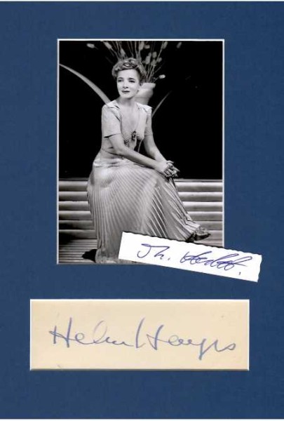 HELEN HAYES (1900-93) US-amerikanische Film- und Bühnenschauspielerin. Für ihre Leistung in Die Sünde der Madelon Claudet gewann sie 1932 den Oscar als Beste Hauptdarstellerin, nochmals mit dem Oscar wurde sie für ihre Nebenrolle im Katastrophenfilm Airport ausgezeichnet. Außerdem gewann sie mehrere Tony Awards für ihre Theaterarbeit, den Emmy Award und den Grammy. Damit ist sie eine der wenigen Personen, die alle vier großen Preise der US-amerikanischen Unterhaltungsindustrie gewinnen konnten.