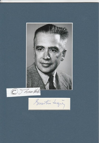 EMILIO SEGRE (1905-89) Professor Dr., amerikanischer Physiker italienischer Herkunft, 1937 der erste unumstrittene Nachweis des Elements Technetium. Im Zweiten Weltkrieg arbeitete er am Manhattan-Projekt zur Entwicklung der Atombombe in Los Alamos mit. Er erhielt 1959 den Physik-Nobelpreis für die Entdeckung des Antiprotons