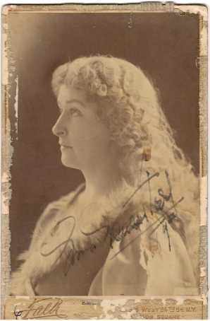 EMMA EAMES (1865-1952) amerikanische Opernsängerin (Sopran) und Gesangspädagogin, u.a. New Yorker Metropolitan Opera (MET). Sie verließ 1891 die Pariser Opéra aufgrund einiger Intrigen, in die die australische Opernsängerin Nellie Melba verwickelt war, und sie ging an die New Yorker Metropolitan Opera, um dort die Juliette zu singen.