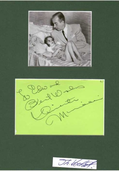 VINCENTE MINNELLI (1903-86) US-amerikanischer Regisseur. Er drehte zahlreiche MGM-Klassiker der 1940er und 1950er Jahre. Er wurde vor allem durch preisgekrönte Filmmusicals wie Meet Me in St. Louis, Ein Amerikaner in Paris und Gigi bekannt.