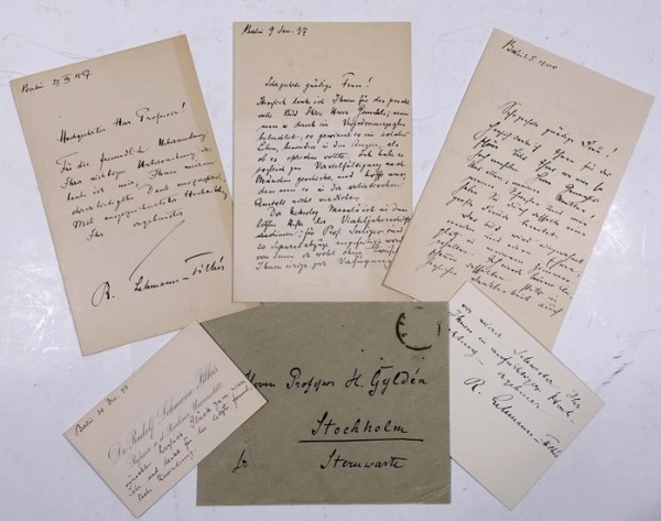 RUDOLF LEHMANN-FILHES (1854-1914) deutscher Mathematiker und Astronom, o. Professor für Mathematik und Physik der Universität Berlin. Daneben lehrte er über drei Dekaden an der Kriegsakademie. Im Jahr 1887 wurde er zum Mitglied der Leopoldina gewählt. Er entwickelte Methoden zur Bestimmung von Meteorbahnen und zur Bahnbestimmung spektroskopischer Doppelsterne. Ab 1891 war er Schriftführer der Astronomischen Gesellschaft und gab deren Vierteljahresschrift heraus. Sein Onkel war der Philosoph Karl Rosenkranz.