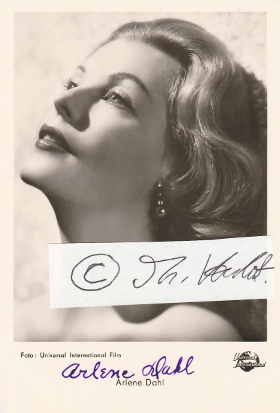 ARLENE DAHL (1925-2021) US-amerikanische Schauspielerin, die vor allem in den 1950er Jahren als „rothaarige Schönheit“ Bekanntheit erlangte, sechsmal verheiratet, u. a. von 1951 bis 1952 mit dem Schauspieler Lex Barker, Mutter von Lorenzo Lamas / American actress (Journey to the Center of the Earth, A Southern Yankee, Reign of Terror)