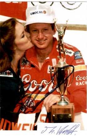 BILL ELLIOTT (William Elliott, 1955) US-amerikanischer Rennfahrer, 1988 war er der Champion im NASCAR Sprint Cup (damals Winston Cup). Er ist der Vater von Chase Elliott. Sein Spitzname ist Awesome Bill from Dawsonville. / US-american race car driver
