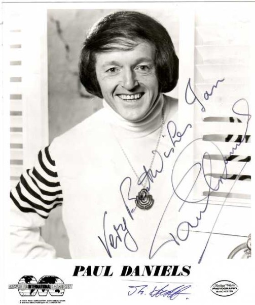 PAUL DANIELS (Newton Edward Daniels, 1938-2016) britischer Magier / English magician and television presenter. He achieved international fame through his television series The Paul Daniels Magic Show, which ran on the BBC from 1979 to 1994. Daniels was known for his catchphrase "You'll like this... not a lot, but you'll like it!"