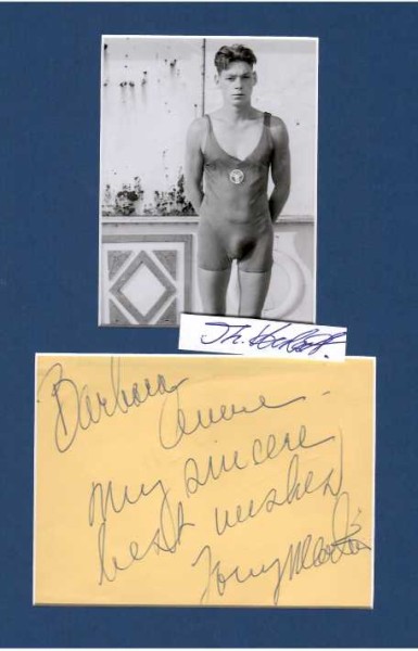 JOHNNY WEISSMULLER (1904-84) US-amerikanischer Schwimmer und Filmschauspieler. Er wurde 1924 und 1928 fünfmaliger Olympiasieger im Freistilschwimmen und war der erste Mensch, der die 100-Meter-Strecke in unter einer Minute schwamm. Nach dem Ende seiner Schwimmlaufbahn wurde er in zwölf Kinofilmen als Tarzan-Darsteller weltweit bekannt.