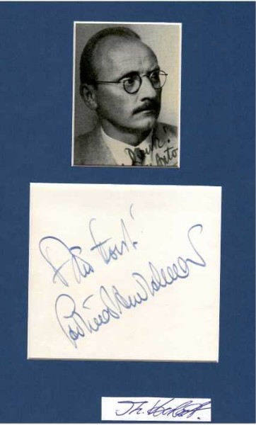 PAUL ANTON KELLER (1907-76) österreichischer Schriftsteller. Er verfasste vor allem Tier- und Spukgeschichten, aber auch Anekdoten und lyrische Werke. 1955 erhielt Keller den Peter-Rosegger-Preis, ein Jahr später wurde er Ehrenbürger von Kaindorf an der Sulm und 1957 Professor h. c. 1971 wurde ihm das Ehrenzeichen des Landes Burgenland verliehen, im Jahr darauf wurde er Ehrenbürger von Hart bei Graz und 1975 erhielt er das Ehrenzeichen in Gold der Landeshauptstadt Graz. In Hart bei Graz ist der Paul-Anton-Keller-Weg nach ihm benannt, in Kaindorf an der Sulm und in Feldkirchen bei Graz die Paul-Anton-Keller-Straße.