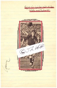 ERNST LEHNER (1912-86) deutscher Fußballspieler, der in den 1930er Jahren für Schwaben Augsburg und während des Zweiten Weltkrieges für Blau-Weiß 90 Berlin aktiv war. Der Stürmer absolvierte zwischen 1933 und 1942 65 Länderspiele für die deutsche Nationalmannschaft, nahm an den Weltmeisterschaften 1934 und 1938 teil und war zeitweise sowohl Rekordnationalspieler als auch -torjäger. Nach ihm ist das Heimatstadion von Schwaben Augsburg, das Ernst-Lehner-Stadion, benannt.