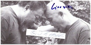 LIAO YIWU (1958) chinesischer Dichter, Romanautor, 1989 publizierte er das epische Gedicht MASSAKER, in dem er das Blutbad auf dem Platz des Himmlischen Friedens anprangerte, 2012 Friedenspreis des Deutschen Buchhandels