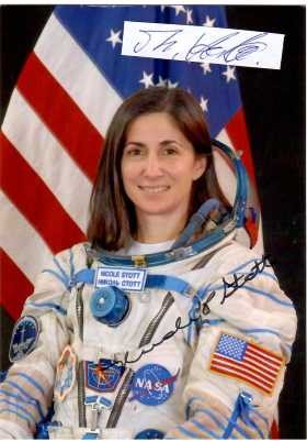 NICOLE STOTT (1962) US-amerikanische Astronautin / American engineer and a retired NASA astronaut. She served as a flight engineer on ISS Expedition 20 and Expedition 21 and was a mission specialist on STS-128 and STS-133.