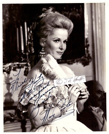 MARY COSTA (1930) US-amerikanische Opernsängerin, Schauspielerin und Synchronsprecherin. Bekanntheit erlangte sie als Stimme von Prinzessin Aurora in der Originalversion des 1959 erschienenen Walt-Disney-Films Dornröschen, wofür sie 1999 zur Disney Legend ernannt wurde