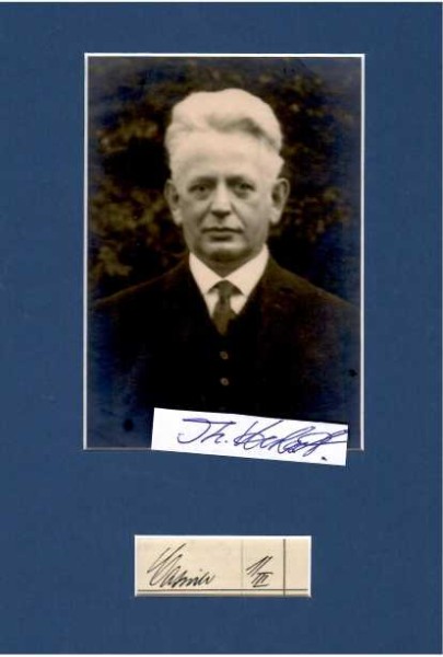 ERNST CASSIRER (1874 Breslau-1945 N.Y.) deutscher Philosoph, 1929/30 war er Rektor der Universität Hamburg, damit war er einer der ersten deutsch-jüdischen Rektoren an einer Universität in Deutschland. 1941 emigrierte er in die USA, wo er als Professor an der Yale-Universität und an der Columbia-Universität in New York tätig war. Bekannt wurde Cassirer durch sein kulturphilosophisches Hauptwerk, die Philosophie der symbolischen Formen.