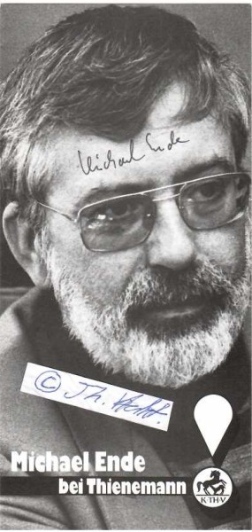 MICHAEL ENDE (1929-95) deutscher Schriftsteller. Er zählt zu den erfolgreichsten deutschen Jugendbuchautoren. Bücher wie Die unendliche Geschichte, Momo und Jim Knopf und Lukas der Lokomotivführer waren internationale Erfolge und wurden vielfach für Film, Fernsehen und Theater adaptiert. Endes Werke verkauften sich gemäß Verlagsangaben weltweit über 35 Millionen Mal und wurden in mehr als 50 Sprachen übersetzt.-Copy