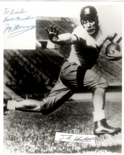 JAY BERWANGER (1914-2002) Spitzname: The Flying Dutchman, US-amerikanischer American-Football-Spieler und -trainer, erster Gewinner der Heisman Trophy (1935) und dem ersten Draft‑Pick der NFL‑Geschichte. Ein Gegenspieler von Berwanger war der spätere US-Präsident Gerald Ford. / American college football player. In 1935, Berwanger was the first recipient of the Downtown Athletic Club Trophy, renamed the Heisman Trophy the following year.