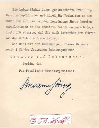 HERMANN GÖRING (1893-1946 SM Nürnberg) deutscher Reichsmarschall im Zweiten Weltkrieg, im Ersten Weltkrieg mit dem Pour le Mérite dekorierter Jagdflieger, nahm 1923 in München am Hitlerputsch teil, 1932 Reichstagspräsident, Am Tag der Machtergreifung ernannte Adolf Hitler ihn zum Reichsminister ohne Geschäftsbereich, zum Reichskommissar für den Luftverkehr und zum Reichskommissar für das preußische Innenministerium. Am 11. April 1933 wurde Göring auch Ministerpräsident Preußens.