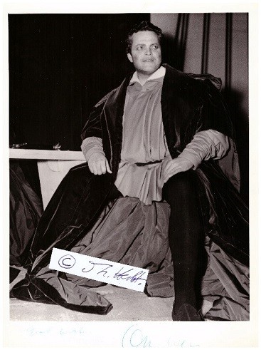 ORSON WELLES (1915-85) US-amerikanischer Filmregisseur, Schauspieler und Autor. Sein erster Kinofilm, Citizen Kane, wird oft als das bedeutendste Werk der Filmgeschichte bezeichnet.
