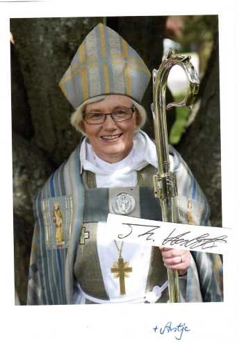 ANTJE JACKELEN (1955) evangelisch-lutherische Bischöfin. Von 2014 bis 2022 war sie Erzbischöfin von Uppsala und damit Leitende Bischöfin der Schwedischen Kirche. Zuvor war sie von 2007 bis 2014 lutherische Bischöfin von Lund in Schweden.