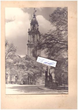 MAX BAUR (1898-1988) deutscher Fotograf und Verleger von Ansichtskarten. Ab 1933 machte er Bekanntschaft mit Hermann Hesse, der ein Sammler seiner Fotografien wurde. Die Namensgebung der gleichnamigen antifaschistischen Widerstandsgruppe Weiße Rose geht auf ein Foto Max Baurs zurück.