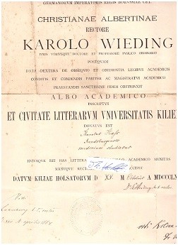 ALBERT LADENBURG (1842-1911) Professor Dr., deutscher Chemiker, Enkelkind des Bankhausgründers Wolf Ladenburg, sehr guter Pianist, war mit Johannes Brahms befreundet und spielte vierhändig mit Clara Schumann. Das Elternhaus Pringsheim und das Chemische Institut in Breslau waren der Inbegriff moderner Bürgerlichkeit um die Jahrhundertwende. Namensgeber der Phillips-Ladenburg-Benzimidazol-Synthese. Sein Sohn war der Physiker Rudolf Ladenburg.