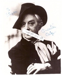 QUENTIN CRISP (1908-99) britisch-amerikanischer Exzentriker, Travestiestar, Autor und Entertainer, Identifikationsfigur Homosexueller. Der bis ins hohe Alter stets geschminkt und feminin gestylt auftretende Dandy gilt bis heute als Schwulenikone