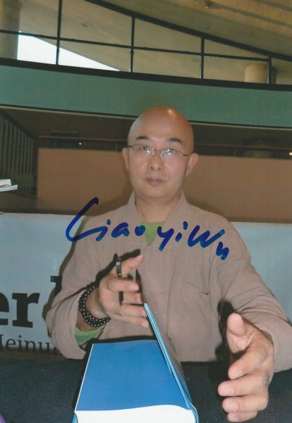 LIAO YIWU (1958) chinesischer Dichter, Romanautor, 1989 publizierte er das epische Gedicht MASSAKER, in dem er das Blutbad auf dem Platz des Himmlischen Friedens anprangerte, 2012 Friedenspreis des Deutschen Buchhandels