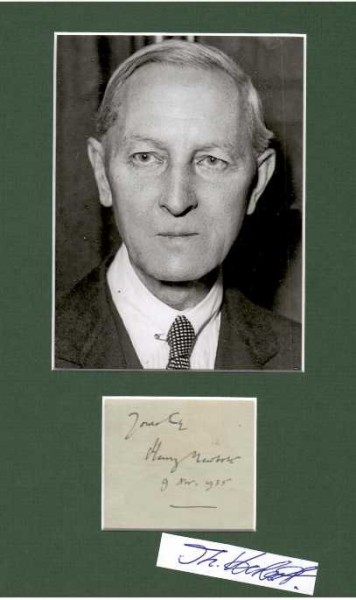 HENRY NEWBOLT (1862-1938) Sir, britischer Dichter, Schriftsteller und Historiker. Außerdem war er Berater der britischen Regierung in Erziehungsfragen und irischen Fragen. Bekannt wurde er durch einige patriotische Gedichte in England.