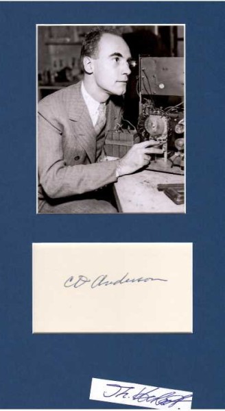 CARL DAVID ANDERSON (1905-91) Professor Dr. für Physik, US-amerikanischer Physiker und Nobelpreisträger, der 1932 das Positron entdeckte, lehnte leitende Stelle beim amerikanischen Uranprojekt, dem späteren Manhattan-Projekt ab.