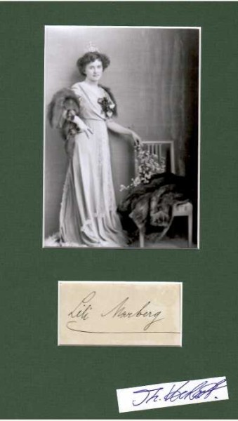 LILI MARBERG (1876-1962) deutsche und österreichische Schauspielerin, Professorin, Kammerschauspielerin, Ehrenmitglied des Burgtheaters. 1911 hatte sie an der Burg die weibliche Hauptrolle in der Uraufführung von Arthur Schnitzlers Das weite Land. In der Uraufführung von George Bernard Shaws Stück Pygmalion, das zuerst in deutscher Sprache am 16. Oktober 1913 aufgeführt wurde, spielte sie mit Max Paulsen in den Hauptrollen. Sie spielte in den neuen Stücken Frank Wedekinds, Gerhart Hauptmanns und Henrik Ibsens. Im Alter wechselte sie ins Charakterfach. Der Schauspieler Hans Jaray war ihr Stiefsohn, er musste als Jude nach dem Anschluss Österreichs aus rassischen Gründen aus dem Deutschen Reich fliehen.