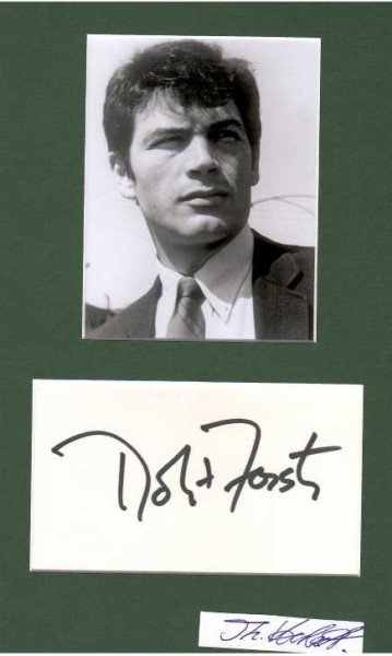 ROBERT FORSTER (1941-2019) US-amerikanischer Filmschauspieler, u.a. 1967 Spiegelbild im goldenen Auge (Reflections in a Golden Eye, John Huston), 1968 Der große Schweiger (The Stalking Moon), Quentin Tarantino besetzte Forster in Jackie Brown (1997), der auf dem Roman Rum Punch von Elmore Leonard basierte. Er wirkte in Folge bei zwei Neuverfilmungen von Hitchcock-Klassikern mit: 1998 spielte er in einem Remake von Das Fenster zum Hof mit dem gleichen Titel einen Detektiv, in Gus Van Sants Psycho-Neuverfilmung aus dem gleichen Jahr die Rolle des Psychiaters.