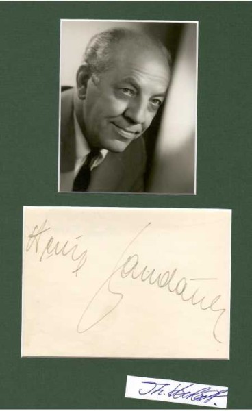 HEINZ SANDAUER (1911-79) österreichischer Dirigent, Komponist und Schriftsteller. Bereits in den 20er-Jahren war Sandauer als Arrangeur für so berühmte Komponisten wie Franz Lehár, Emmerich Kálmán und Robert Stolz tätig. Mit einem eigenen Ensemble spielte er bald zahlreiche Musikstücke auf Schellackplatten ein. Zwischen 1936 und 1958 schuf er die Filmmusik zu rund 30 deutschen Filmen. 1963 wurde Heinz Sandauer zum Professor an der Universität für Musik und darstellende Kunst (wie die ehemalige Wiener Akademie inzwischen hieß) ernannt.