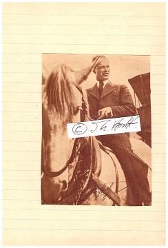 WILLIBALD KREß (Willi Kress, 1906-89) deutscher Fußballspieler und -trainer. Er absolvierte von 1929 bis 1934 in der A-Nationalmannschaft 16 Länderspiele und nahm mit der DFB-Auswahl an der Weltmeisterschaft 1934 in Italien teil. Er galt zwischen den Weltkriegen als eine der schillerndsten Persönlichkeiten im deutschen Fußball .