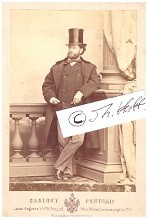 KARL TREUMANN (1823-77) österreichischer Schauspieler, Operettensänger (Tenor), Theaterleiter und Schriftsteller; Direktor des Carltheaters, erbaute 1860 das Theater am Franz-Josefs-Kai (Kaitheater oder Treumann-Theater)