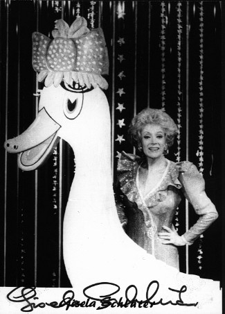 GISELA SCHLÜTER (1919-95) deutsche Kabarettistin und Schauspielerin, spielte neben Liesl Karlstadt und Karl Valentin im bekannten Berliner Kabarett der Komiker, Spitznamen „Lady Schnatterly“ und „Quasselstrippe der Nation“