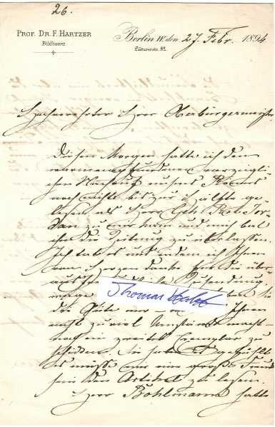 FERDINAND HARTZER (1838-1906) deutscher Bildhauer, Kunstakademien Dresden und München, 1868 und 1869 folgten Aufenthalte in Italien, danach arbeitete er seit 1869 als freier Künstler in Berlin. Er schuf in Berlin u. a. das Mitscherlich-Denkmal sowie die Büsten in der Charité für die Chirurgen Heinrich Adolf von Bardeleben (1810–1885), Franz König (1832–1910), Gustav Simon (1824–1876) und für Friedrich Althoff.