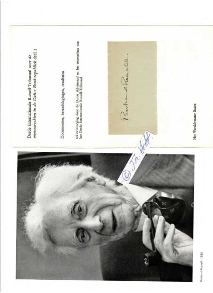 BERTRAND RUSSELL (Bertrand Arthur William Russell, 3. Earl Russell, 1872-1970) britischer Philosoph, Mathematiker, Religionskritiker und Logiker. Er unterrichtete unter anderem am Trinity College der Universität Cambridge, der London School of Economics, der Harvard University und der Peking-Universität und war Mitglied der Cambridge Apostles und der Fabian Society. 1950 erhielt er den Nobelpreis für Literatur. Bertrand Russell gilt als einer der Väter der analytischen Philosophie.