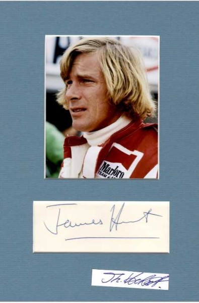 JAMES HUNT (1947-93) britischer Automobilrennfahrer. Er war wiederholt in Unfälle verwickelt, was ihm die Bezeichnung „Hunt the Shunt“ (etwa „Hunt der Verschrotter“) einbrachte. Hunt gewann zehn Grands Prix und wurde 1976 Formel-1-Weltmeister. / British racing driver. Hunt won the Formula One World Drivers' Championship in 1976 with McLaren, and won 10 Grands Prix across seven seasons.