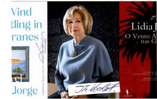 LIDIA JORGE (1946) portugiesische Schriftstellerin / potugeese writer. Bereits ihr erster Roman O Dia dos Prodígios (Der Tag der Wunder), erschienen 1980, wurde zu einem Hauptwerk der neueren portugiesischen Literatur. Im Jahr 1988 folgte A Costa dos Murmúrios (Die Küste des Raunens), ein Buch, das die Aufarbeitung der Vergangenheit der Kolonialerfahrung in Afrika widerspiegelt. 2011 veröffentlichte sie A Noite das Mulheres Cantoras und im März 2014 Os Memoráveis.